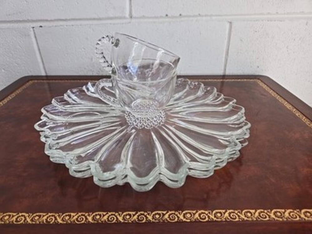 VINTAGE SNACK LUNCH PLATES & CUPS MCM DAISY CLEAR GLASS HAZEL ATLAS -SET OF 2